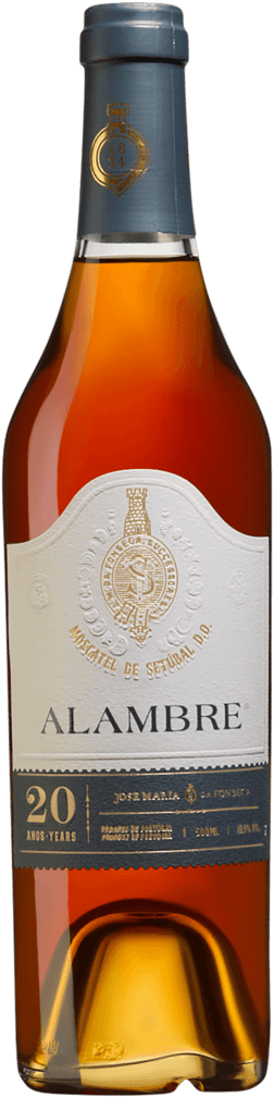 En glasflaska med Jose Maria da Fonseca Alambre Moscatel de Setúbal 20 Anos, en starkvin från Península de Setúbal i Portugal