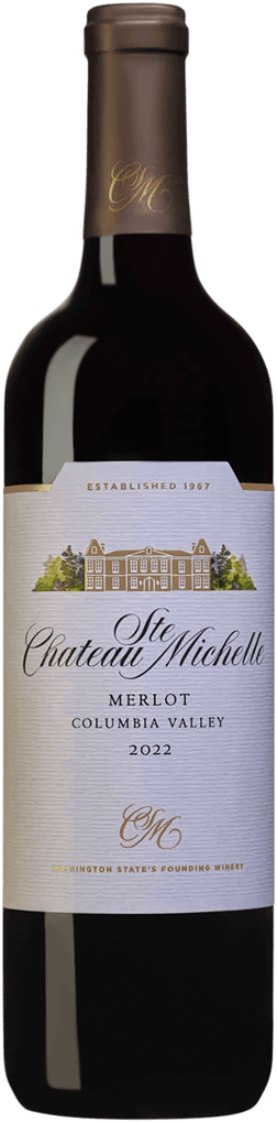 En lättare glasflaska med Chateau Ste Michelle Columbia Valley Merlot 2022, ett rött vin från Washington State i USA