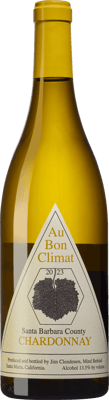 En glasflaska med Au Bon Climat Santa Barbara County Chardonnay, ett vitt vin från Kalifornien i USA