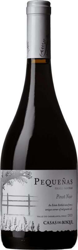 En glasflaska med Casas del Bosque Pinot Noir Pequeñas 2023, ett rött vin från Aconcagua i Chile