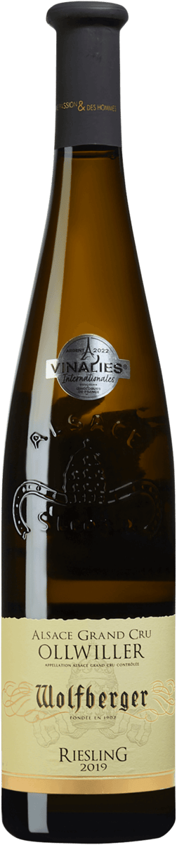 En glasflaska med Wolfberger Ollwiller Grand Cru Riesling 2019, ett vitt vin från Alsace i Frankrike