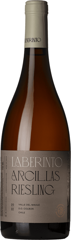 En glasflaska med Laberinto Wines Arcillas Riesling 2022, ett vitt vin från Valle Central i Chile