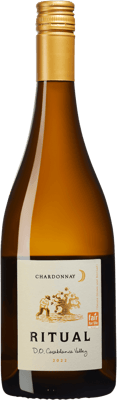 En glasflaska med Veramonte Ritual Chardonnay, ett vitt vin från Aconcagua i Chile