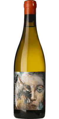 En glasflaska med Wolf & Woman Chenin Blanc, ett vitt vin från Western Cape i Sydafrika