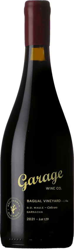 En glasflaska med Garage Wine Bagual Garnacha 2021, ett rött vin från Valle Central i Chile