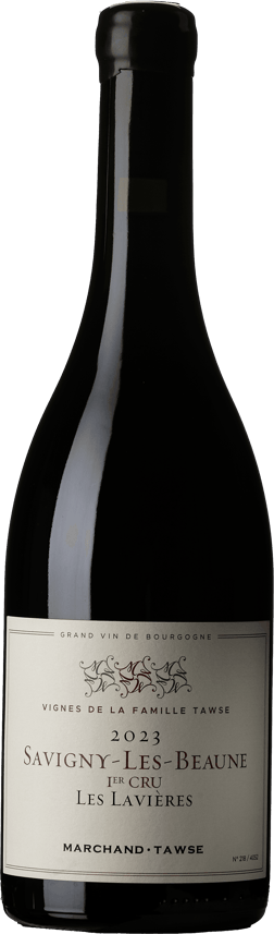 En glasflaska med Domaine Marchand-Tawse Savigny Les Beaune 1er Cru Les Laviers Vignes Tawse Rouge 2023, ett rött vin från Bourgogne i Frankrike