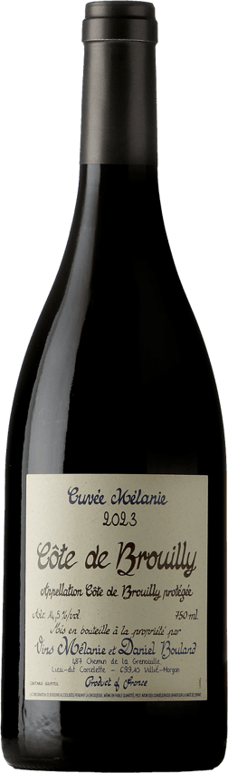 En glasflaska med Daniel Bouland Côte de Brouilly Cuvée Mélanie 2023, ett rött vin från Bourgogne i Frankrike