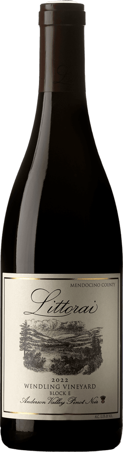 En glasflaska med The Flood Swick Wines 2022, ett rött vin från Kalifornien i USA