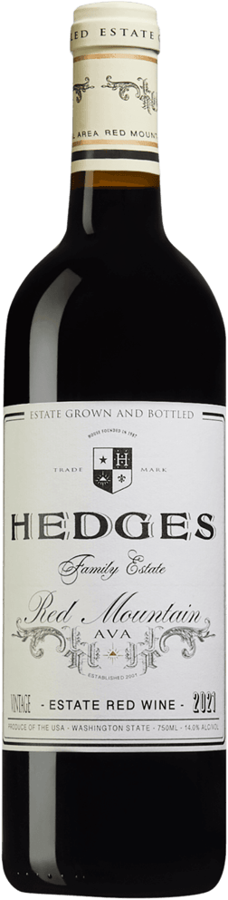 En glasflaska med Hedges Family Estate Red Mountain 2021, ett rött vin från Washington State i USA