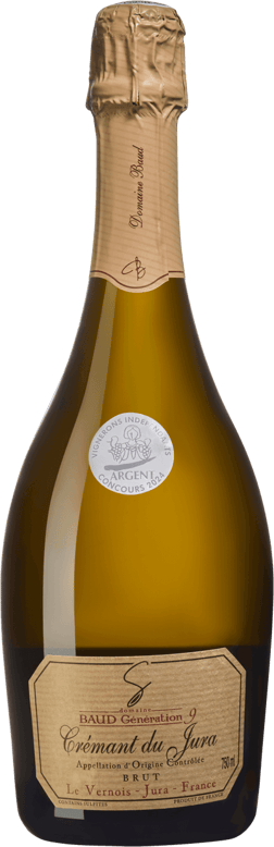 En glasflaska med Domaine Baud Crémant du Jura Brut S, en mousserande från Jura i Frankrike