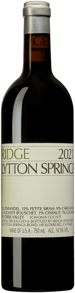 En glasflaska med Ridge Lytton Springs 2021, ett rött vin från Emilia-Romagna i Italien