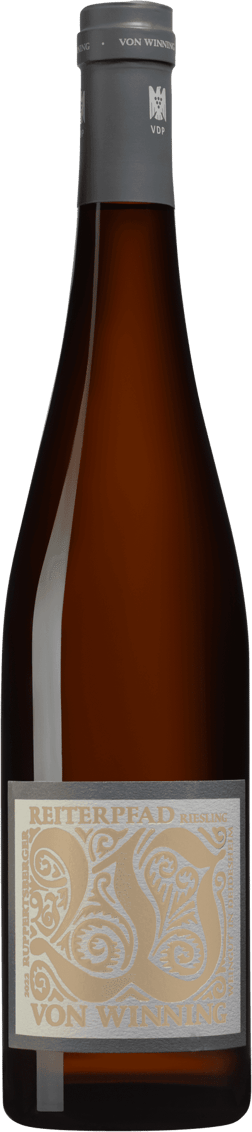 En glasflaska med Von Winning Ruppertsberger Reiterpfad Riesling Erste Lage 2022, ett vitt vin från Pfalz i Tyskland