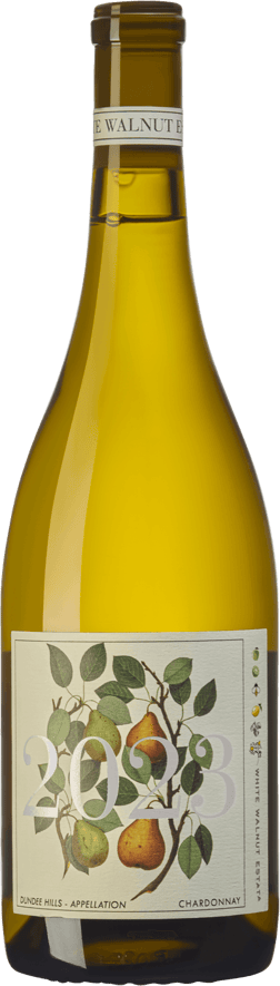 En glasflaska med White Walnut Estate Dundee Hills Chardonnay 2023, ett vitt vin från Oregon i USA