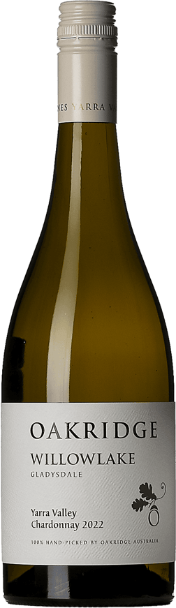 En glasflaska med Oakridge Vineyard Series Willowlake Chardonnay 2022, ett vitt vin från Victoria i Australien