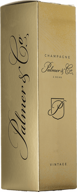 En glasflaska med Palmer & Co Vintage 2016, ett champagne från Champagne i Frankrike