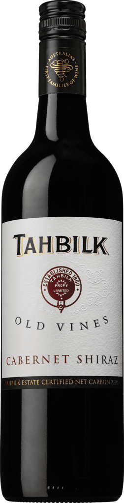 En glasflaska med Tahbilk Old Vines Cabernet Shiraz 2021, ett rött vin från Australien