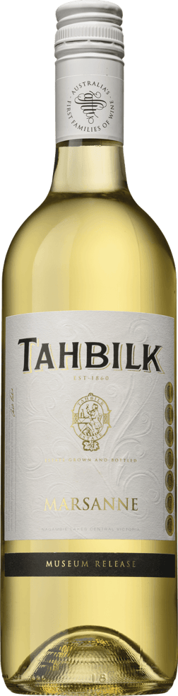 En glasflaska med Tahbilk Museum Marsanne 2018, ett vitt vin från Victoria i Australien
