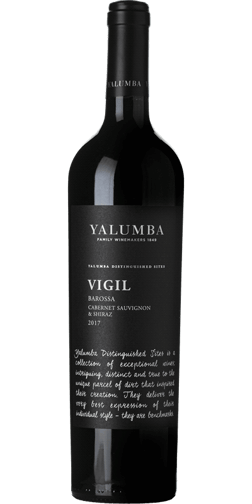 En glasflaska med Yalumba Vigil 2017, ett rött vin från Australien