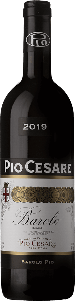 En lättare glasflaska med Pio Cesare Barolo 2019, ett rött vin från Piemonte i Italien