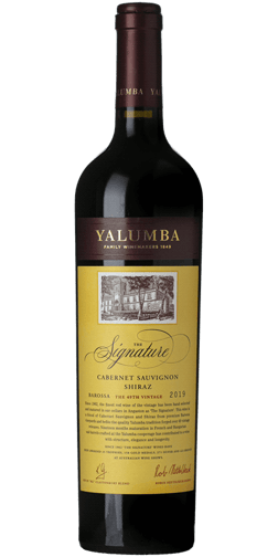 En glasflaska med Yalumba The Signature 2019, ett rött vin från Australien