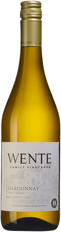 En lättare glasflaska med Wente Vineyards Coastal Selection Chardonnay 2023, ett vitt vin från Kalifornien i USA