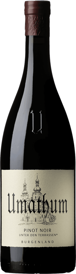 En glasflaska med Umathum Pinot Noir Unter den Terrassen 2021, ett rött vin från Burgenland i Österrike