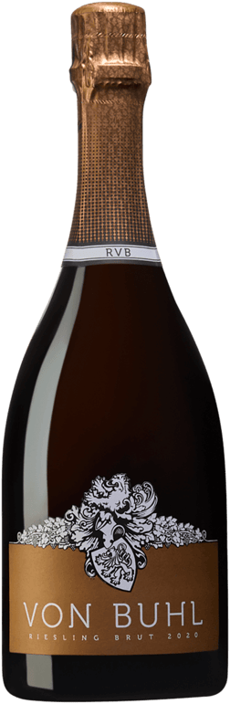 En glasflaska med Von Buhl Riesling Sekt Brut 2020, ett mousserande vin från Pfalz i Tyskland
