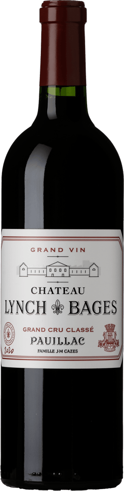 En glasflaska med Château Lynch-Bages 2020, ett rött vin från Bordeaux i Frankrike