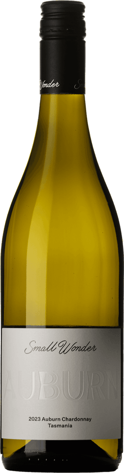 En glasflaska med Small Wonder Auburn Chardonnay 2023, ett vitt vin från Tasmanien i Australien