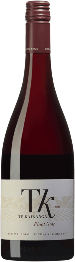 En glasflaska med Te Kairanga Estate Pinot Noir 2023, ett rött vin från Wairarapa i Nya Zeeland