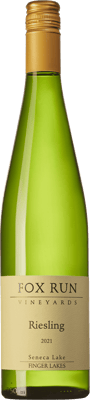 En glasflaska med Fox Run Riesling, ett vitt vin från New York State i USA