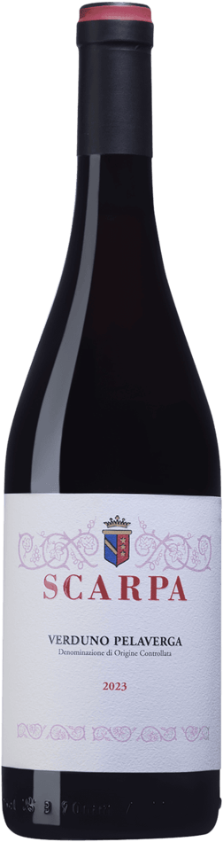 En glasflaska med Scarpa Pelaverga 2023, ett rött vin från Piemonte i Italien