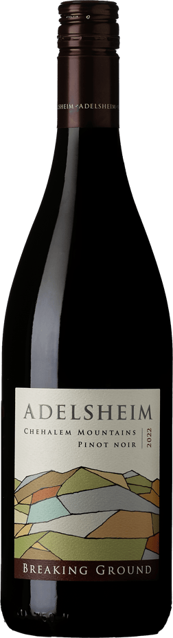 En glasflaska med Adelsheim Breaking Ground Pinot Noir 2022, ett rött vin från Oregon i USA