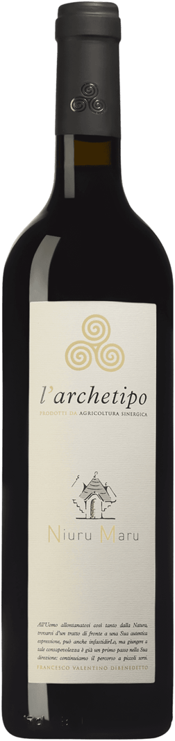En glasflaska med Catena Alta Malbec 2020, ett rött vin från Apulien i Italien