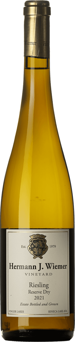 En glasflaska med Hermann J Wiemer Reserve Riesling Dry 2021, ett vitt vin från New York State i USA