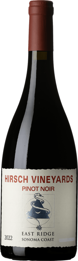 En glasflaska med Hirsch Vineyards East Ridge Pinot Noir 2022, ett rött vin från Kalifornien i USA