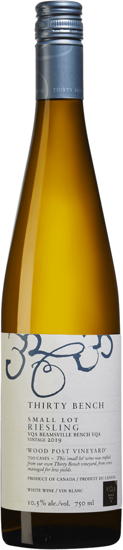 En glasflaska med Peller Estate Winery Thirty Bench Riesling Wood Post 2019, ett vitt vin från Ontario i Kanada