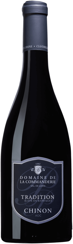 En lättare glasflaska med Domaine de la Commanderie Chinon Tradition 2018, ett rött vin från Loiredalen i Frankrike