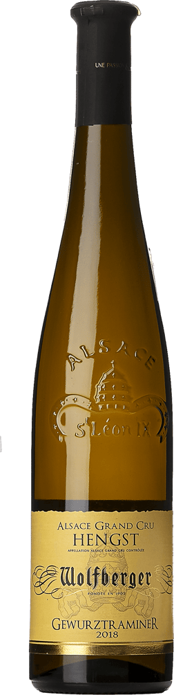 En glasflaska med Wolfberger Hengst Grand Cru Gewurztraminer 2018, ett vitt vin från Alsace i Frankrike