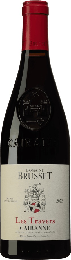 En lättare glasflaska med Domaine Brusset Cairanne Les Travers 2022, ett rött vin från Rhonedalen i Frankrike