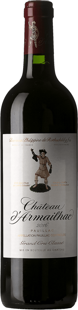 En glasflaska med Château d'Armailhac 2016, ett rött vin från Frankrike