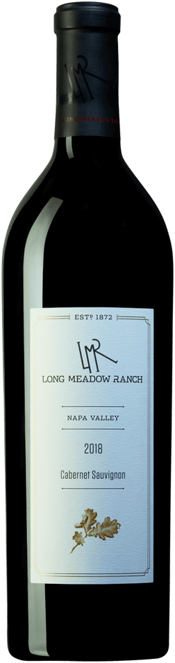 En glasflaska med Long Meadow Ranch Napa Valley Cabernet Sauvignon 2018, ett rött vin från Kalifornien i USA