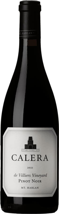 En glasflaska med Calera Mt Harlan de Villiers Pinot Noir 2021, ett rött vin från Kalifornien i USA