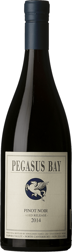 En glasflaska med Pegasus Bay Aged Release Pinot Noir 2014, ett rött vin från Wairarapa i Nya Zeeland