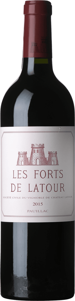 En glasflaska med Château Latour Les Forts de Latour 2015, ett rött vin från Bordeaux i Frankrike