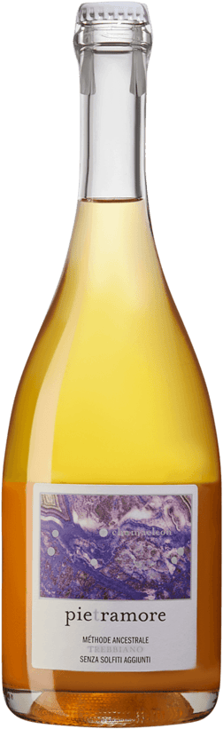 En glasflaska med Pietramore Métode Ancestrale Trebbiano, en mousserande från Abruzzerna i Italien