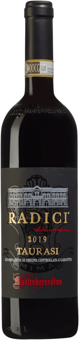 En glasflaska med Mastroberardino Radici Taurasi 2019, ett rött vin från Kampanien i Italien