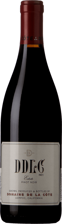 En glasflaska med Domaine de la Côte DDLC Estate Pinot Noir 2021, ett rött vin från Kalifornien i USA