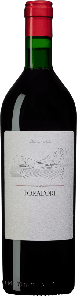 En glasflaska med Foradori Teroldego 2022, ett rött vin från Trentino-Alto Adige i Italien