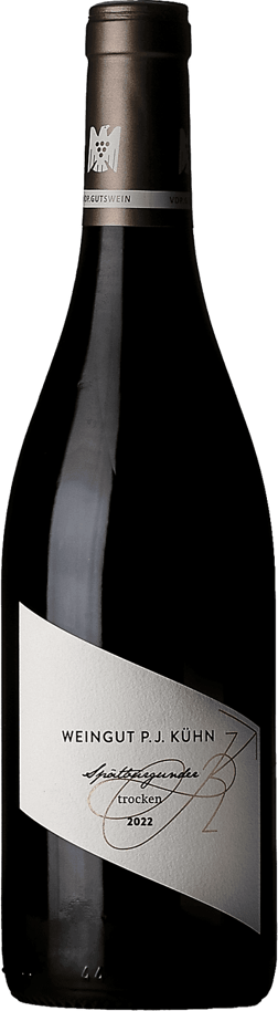 En glasflaska med Peter Jakob Kühn Spätburgunder Trocken 2022, ett rött vin från Rheingau i Tyskland
